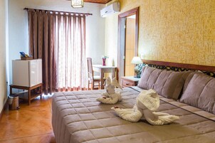 Quarto casal ou duplo standard, vista para a piscina | Frigobar, cofres nos quartos, escrivaninha, cortinas blackout