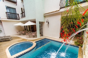 Piscina externa, espreguiçadeiras