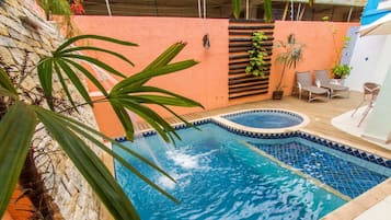 Piscina externa, espreguiçadeiras