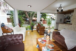 Área de estar no saguão