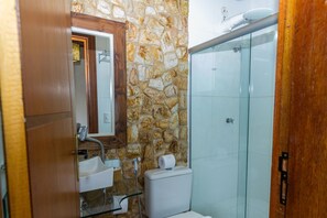 Dobbelt- eller tomannsrom – standard, bassengutsikt | Bad | Dusj, toalettartikler (inkludert), hårføner og håndklær