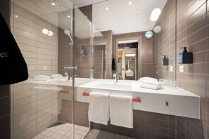 Habitación superior, 1 cama matrimonial, para no fumadores | Baño | Regadera, regadera tipo lluvia, secadora de cabello, toallas 