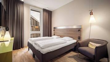 Standard Room, 2 Single Beds, Accessible, Non Smoking | Desk, blackout curtains, soundproofing, bed sheets