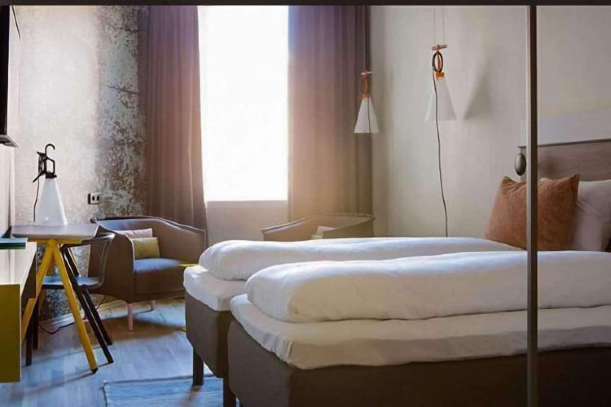 Escritorio, cortinas opacas, sistema de insonorización y ropa de cama