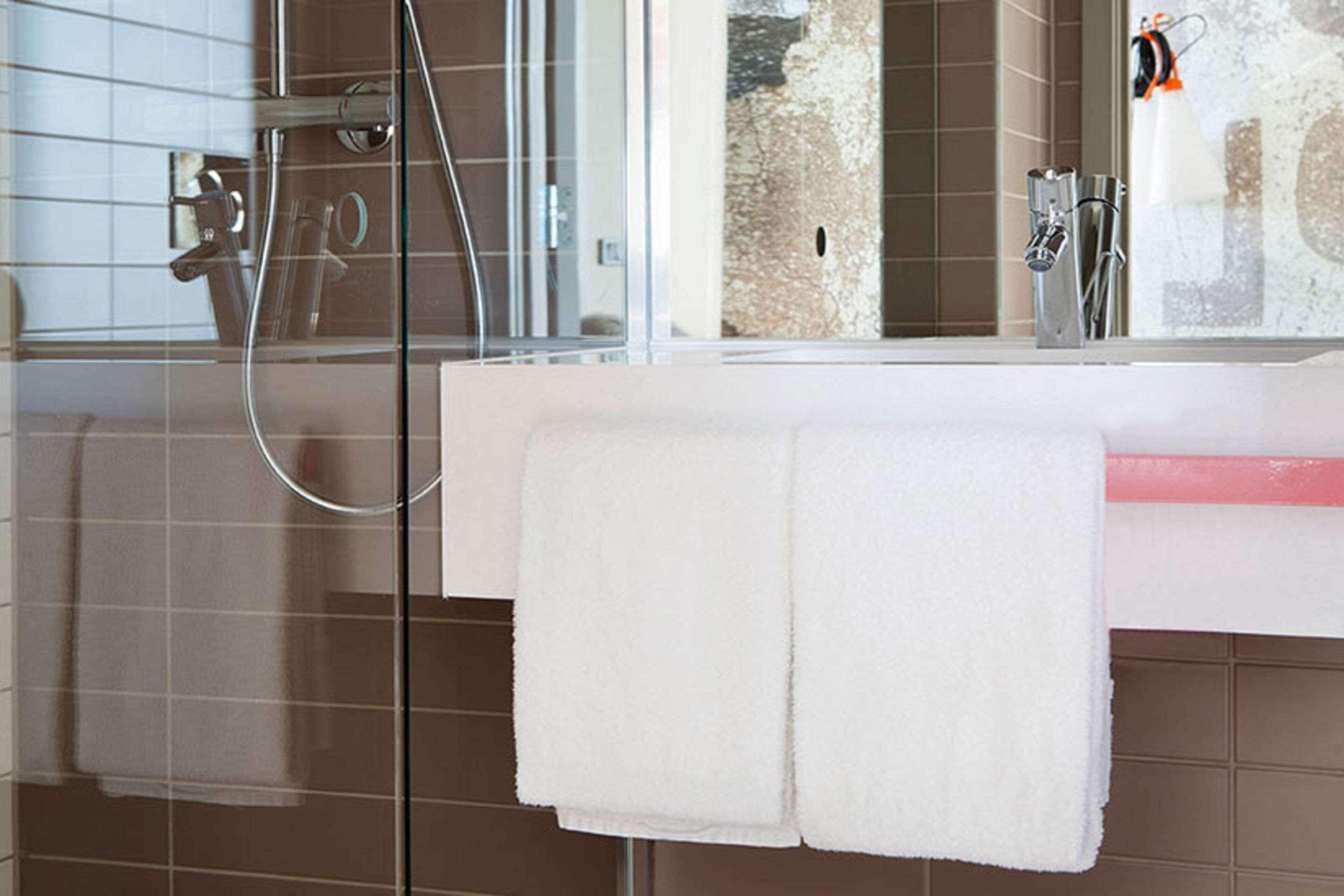 standard room, 2 single beds, accessible, non smoking | bathroom | shower, rainfall showerhead, hair dryer, towels