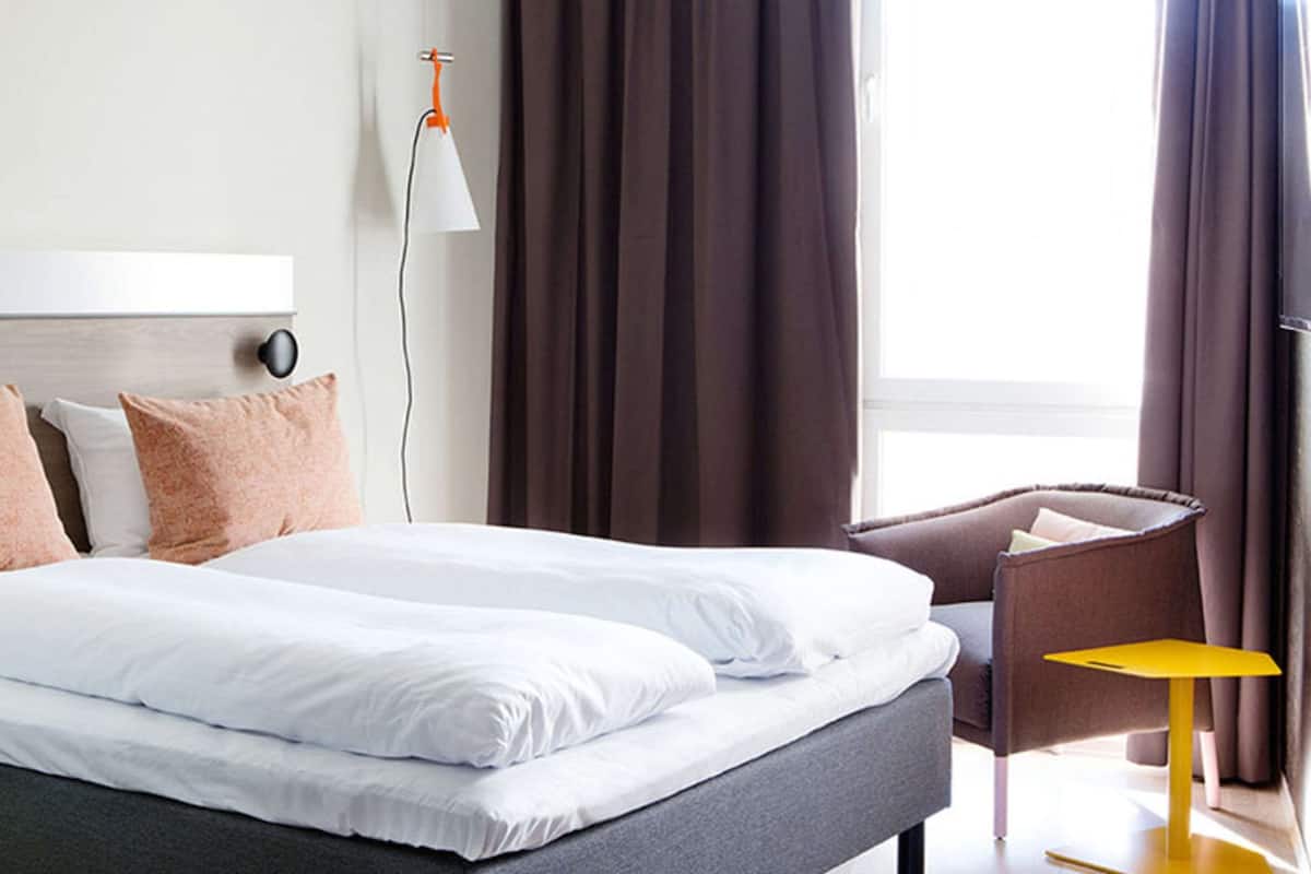 Standaard kamer, 2 eenpersoonsbedden, toegankelijk voor mindervaliden, niet-roken | Een bureau, verduisterende gordijnen, geluiddichte muren, beddengoed