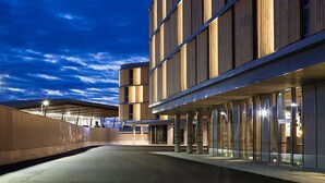 Un edificio moderno con techo plano y ventanas grandes.