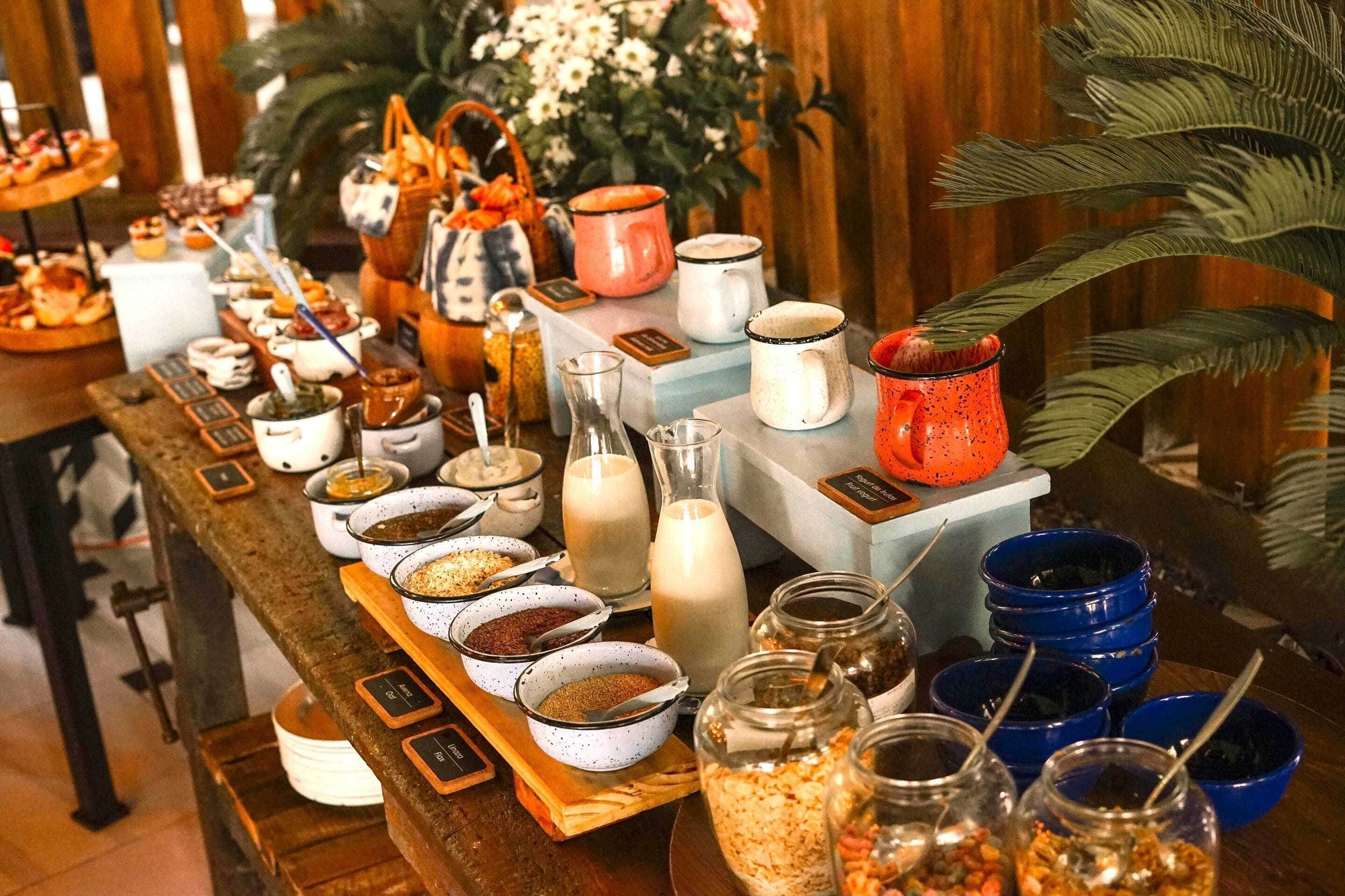 Une table de buffet proposant divers plats et accompagnements.