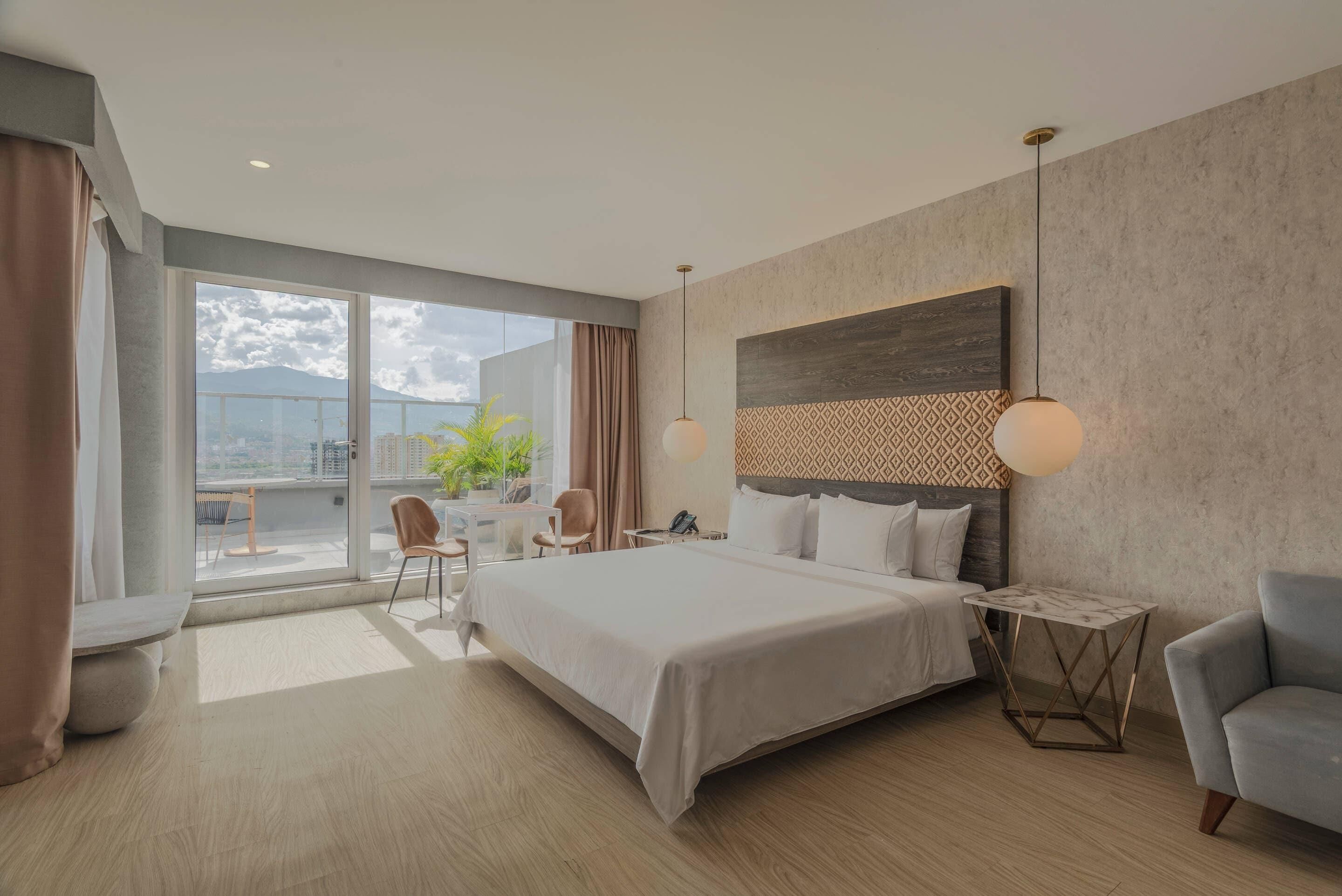 Suíte, 1 cama King (Upper Floor) | Roupas de cama premium, cofres nos quartos, individualmente decorados