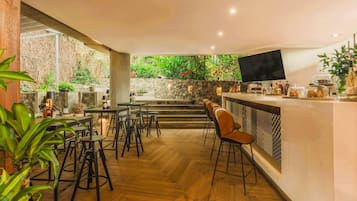 2 restoran; melayani sarapan, makan siang, dan makan malam