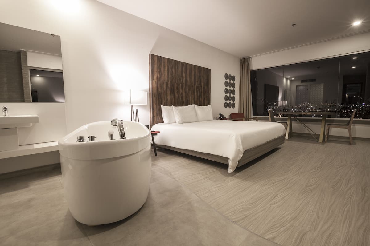 Ropa de cama de alta calidad y caja de seguridad en la habitación