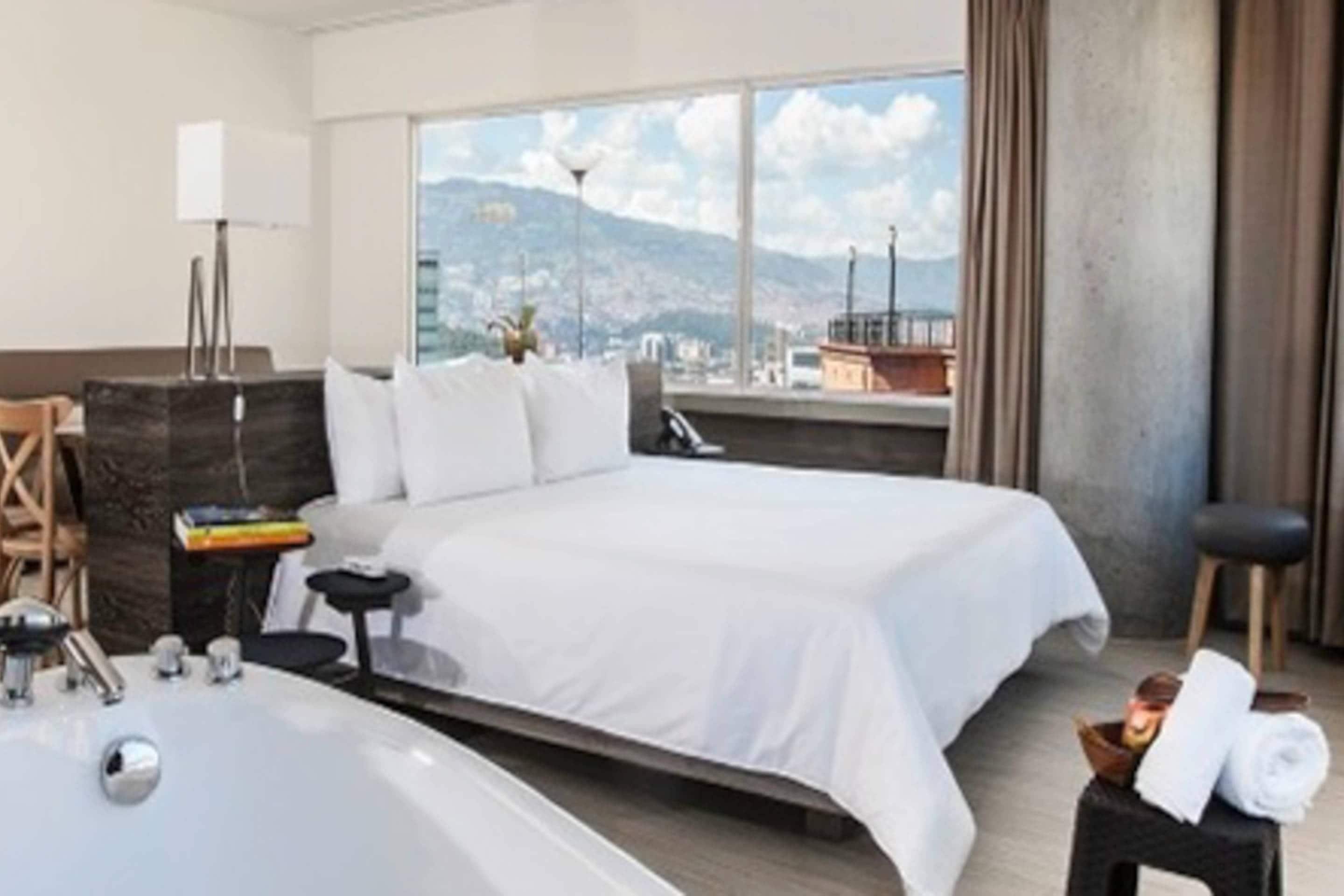 Suíte família, 1 cama King, vista para a cidade | Roupas de cama premium, cofres nos quartos, individualmente decorados