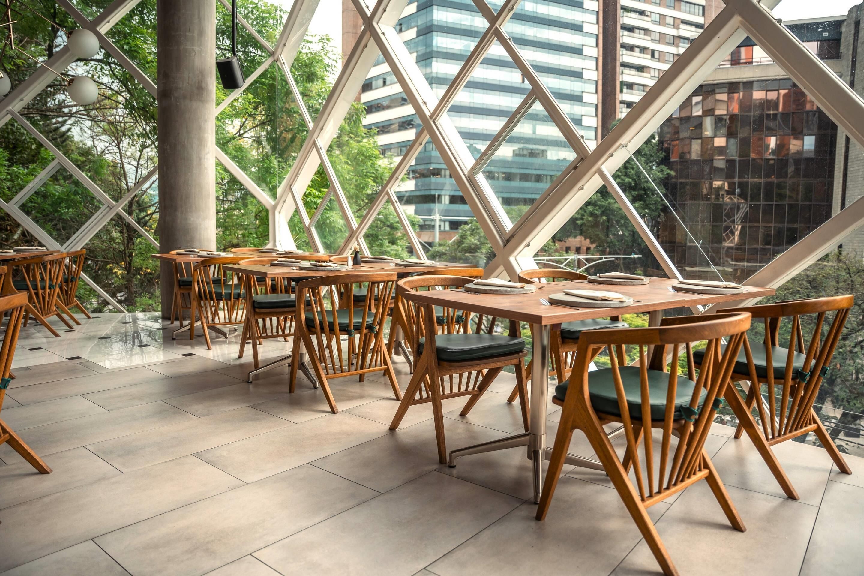 2 restaurantes; se sirve desayuno, almuerzo y cena; cocina italiana