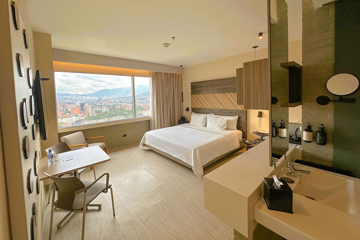 Standard Room, 1 Queen Bed | Premium bedding, in-room safe, individually decorated, soundproofing