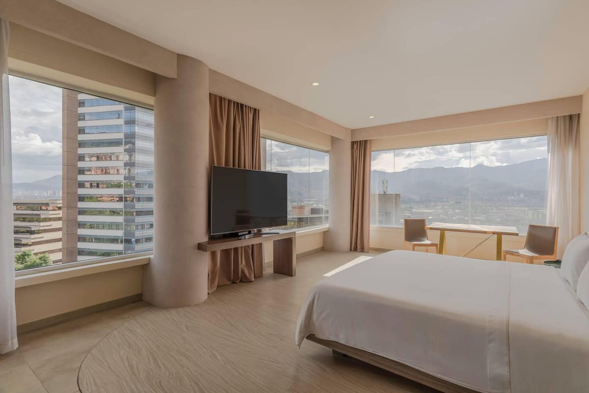 Suite, 1 King Bed, Non Smoking, Hot Tub (Efficiency)
