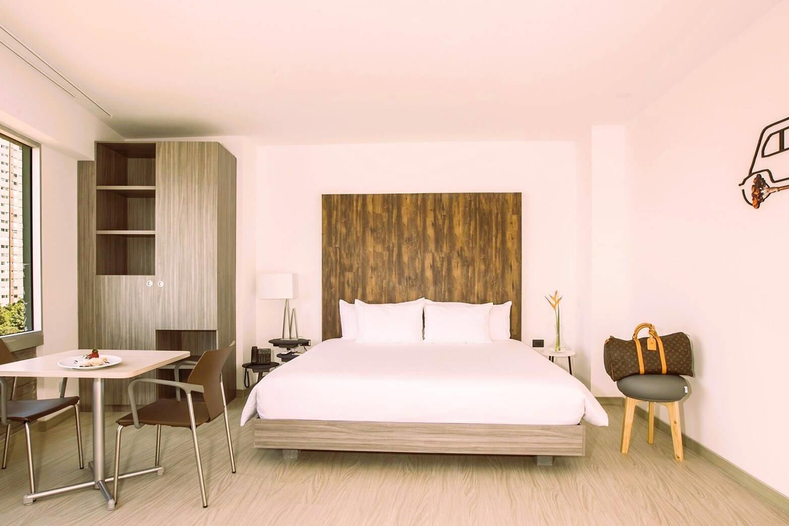 Rom – deluxe, 1 kingsize-seng | Sengetøy av topp kvalitet, safe på rommet og individuelt dekorert