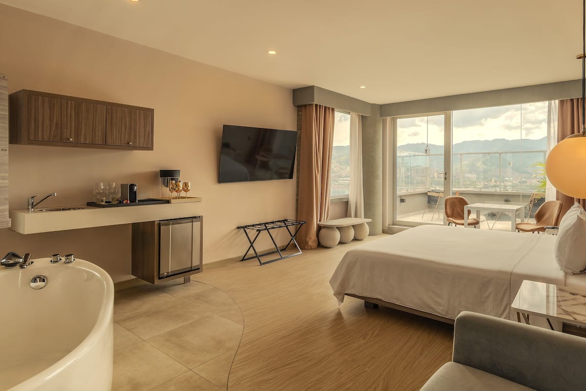 Suite, 1 King-Bett, Nichtraucher, Balkon (Efficiency) | Hochwertige Bettwaren, Zimmersafe, individuell dekoriert