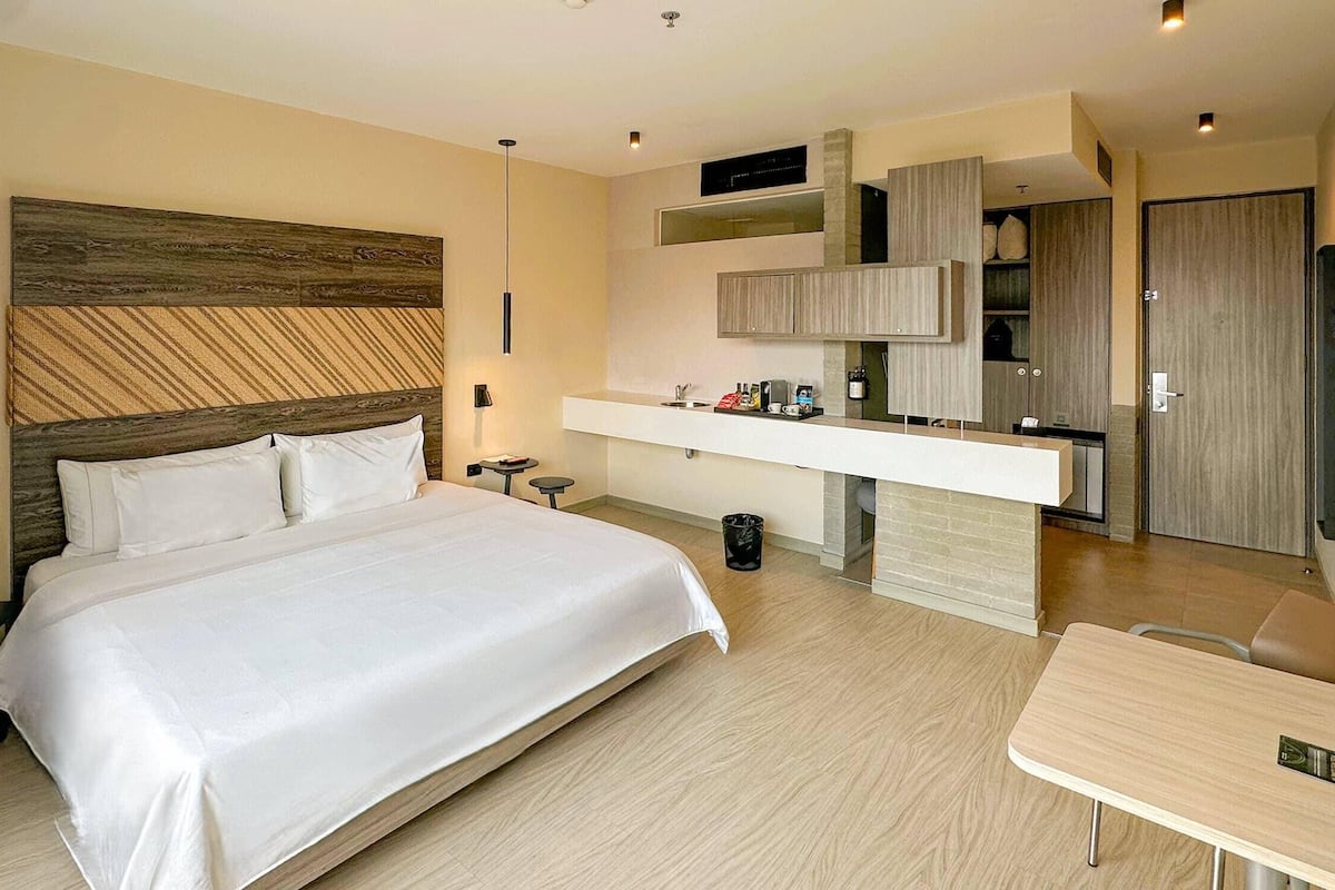 Standard Room, 1 Queen Bed | Premium bedding, in-room safe, individually decorated, soundproofing