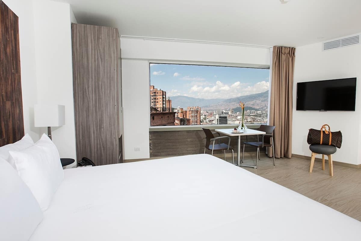 Deluxe Room, 1 King Bed | Premium bedding, in-room safe, individually decorated, soundproofing