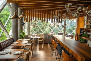 2 か所のレストラン、朝食、ランチ、ディナーに営業 (イタリア料理)