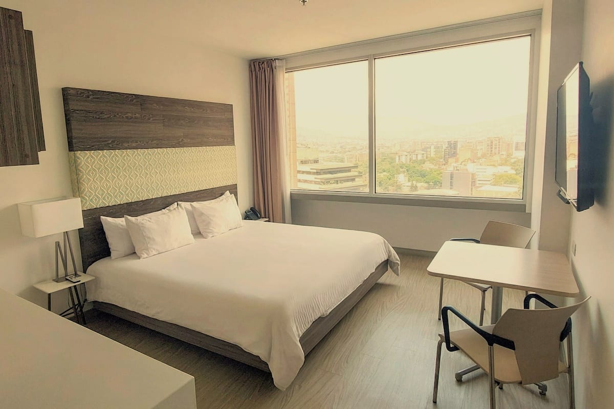 Deluxe Room, 1 King Bed | Premium bedding, in-room safe, individually decorated, soundproofing
