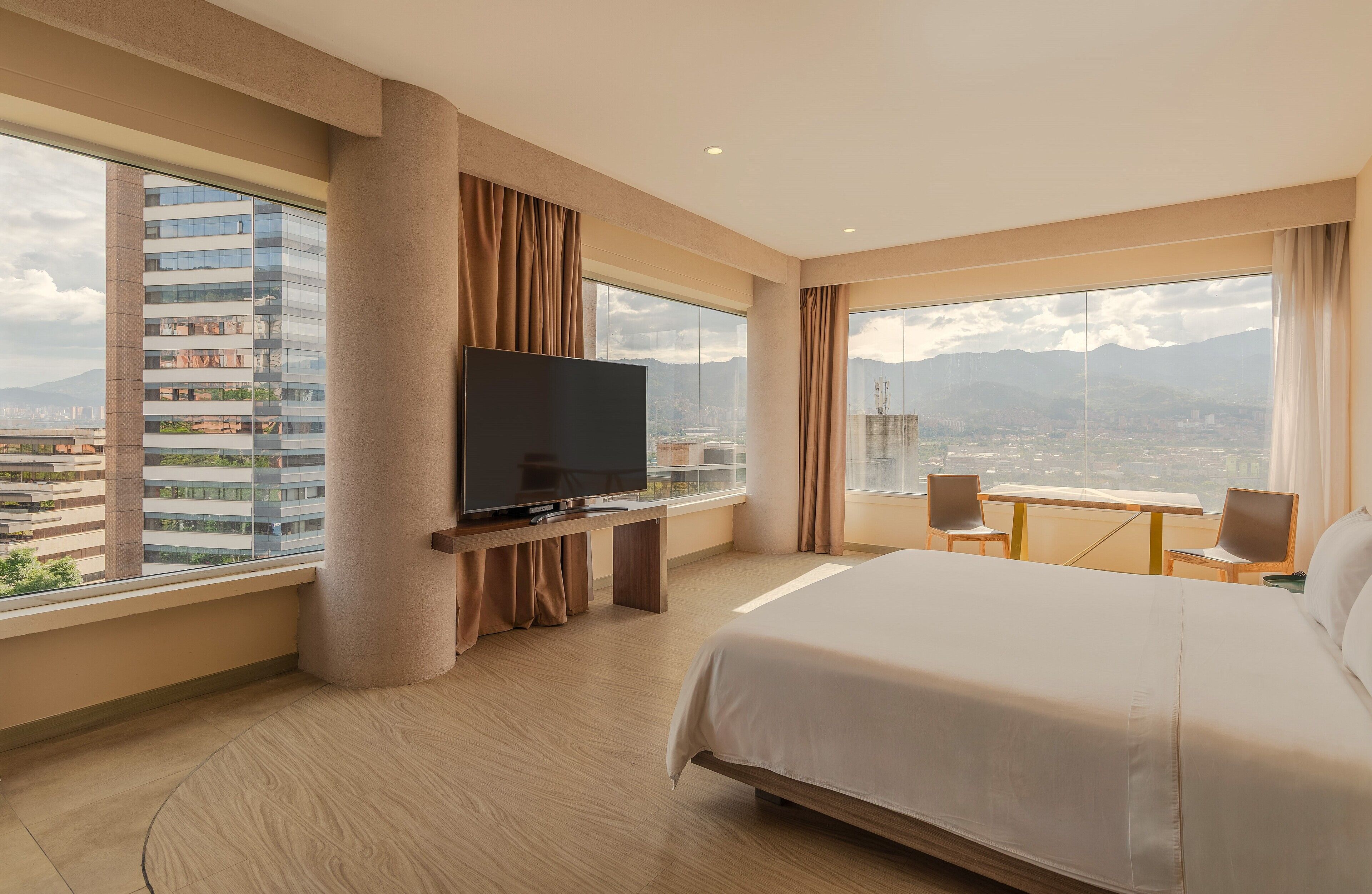 Suíte, 1 cama King, vista para a cidade | Roupas de cama premium, cofres nos quartos, individualmente decorados