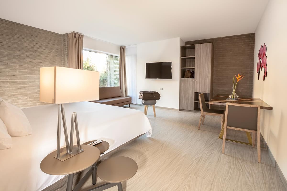 Premium bedding, in-room safe, individually decorated, soundproofing