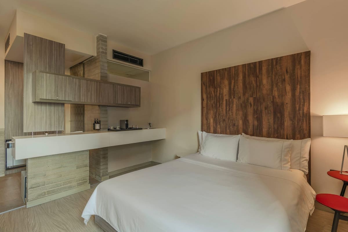 Room, 1 Queen Bed, Non Smoking (Efficiency) | Premium bedding, in-room safe, individually decorated, soundproofing