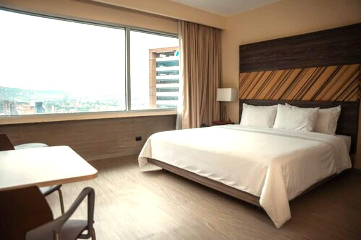 Room, 1 King Bed, Accessible, Non Smoking (Efficiency) | Premium bedding, in-room safe, individually decorated, soundproofing