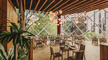 2 restaurants; breakfast, lunch, dinner, and brunch served