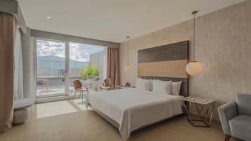 Phòng Suite, 1 giường cỡ king, không hút thuốc, ban công (Efficiency) | Bộ đồ giường cao cấp, két bảo mật tại phòng, trang trí khác biệt