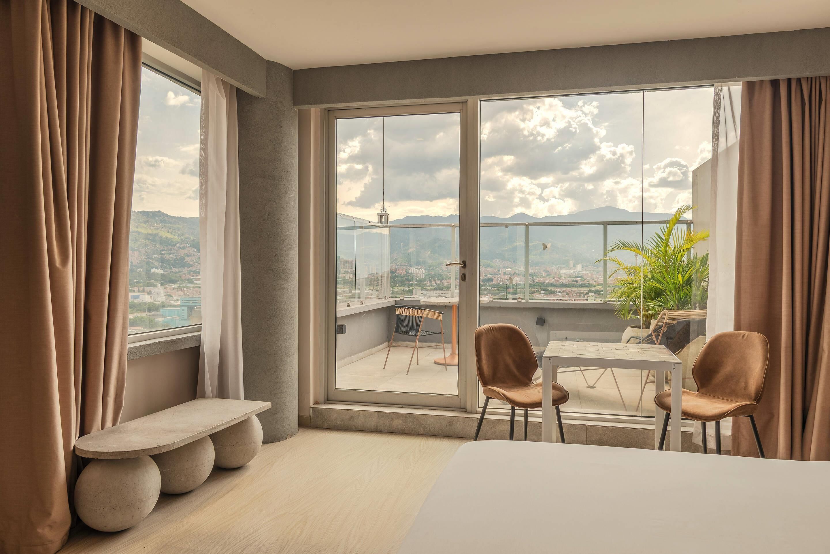 Suite, 1 cama King size (Upper Floor) | Ropa de cama de alta calidad y caja de seguridad en la habitación 