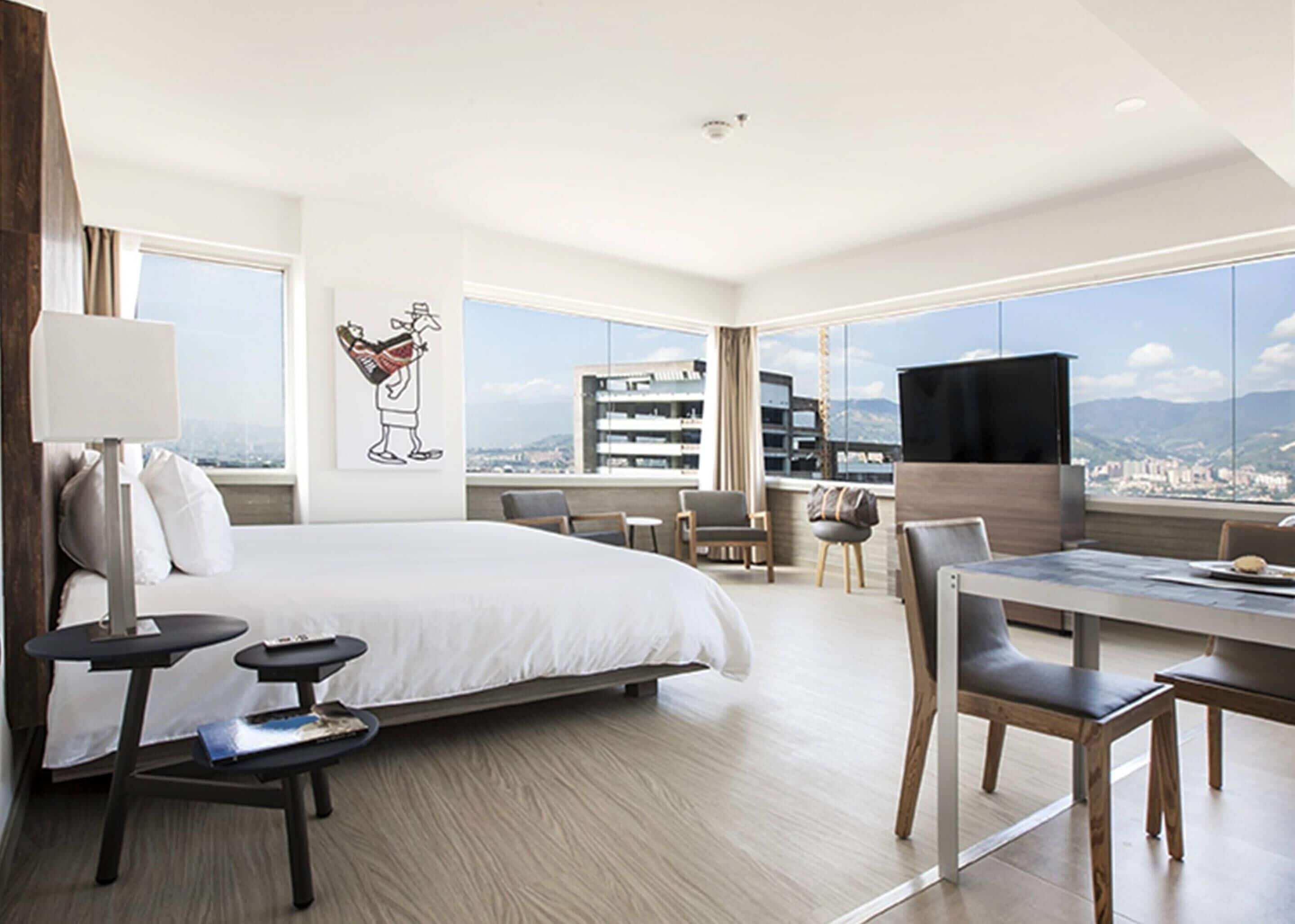 Suite, 1 cama de matrimonio grande, vistas a la ciudad | Ropa de cama de alta calidad, caja fuerte, decoración individual