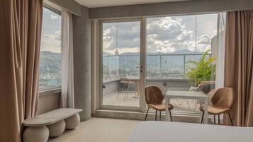 Suite, 1 cama King size, para no fumadores, balcón (Efficiency) | Ropa de cama de alta calidad y caja de seguridad en la habitación