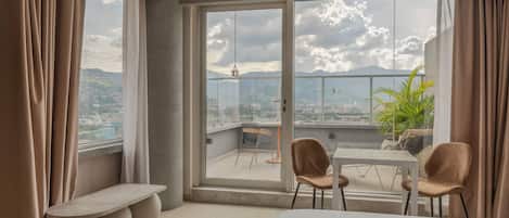 Suite, 1 trÚs grand lit, non-fumeurs, balcon (Efficiency) | Literie de qualité supérieure, coffres-forts dans les chambres
