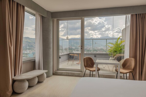 Suite, 1 King-Bett, Nichtraucher, Balkon (Efficiency) | Hochwertige Bettwaren, Zimmersafe, individuell dekoriert