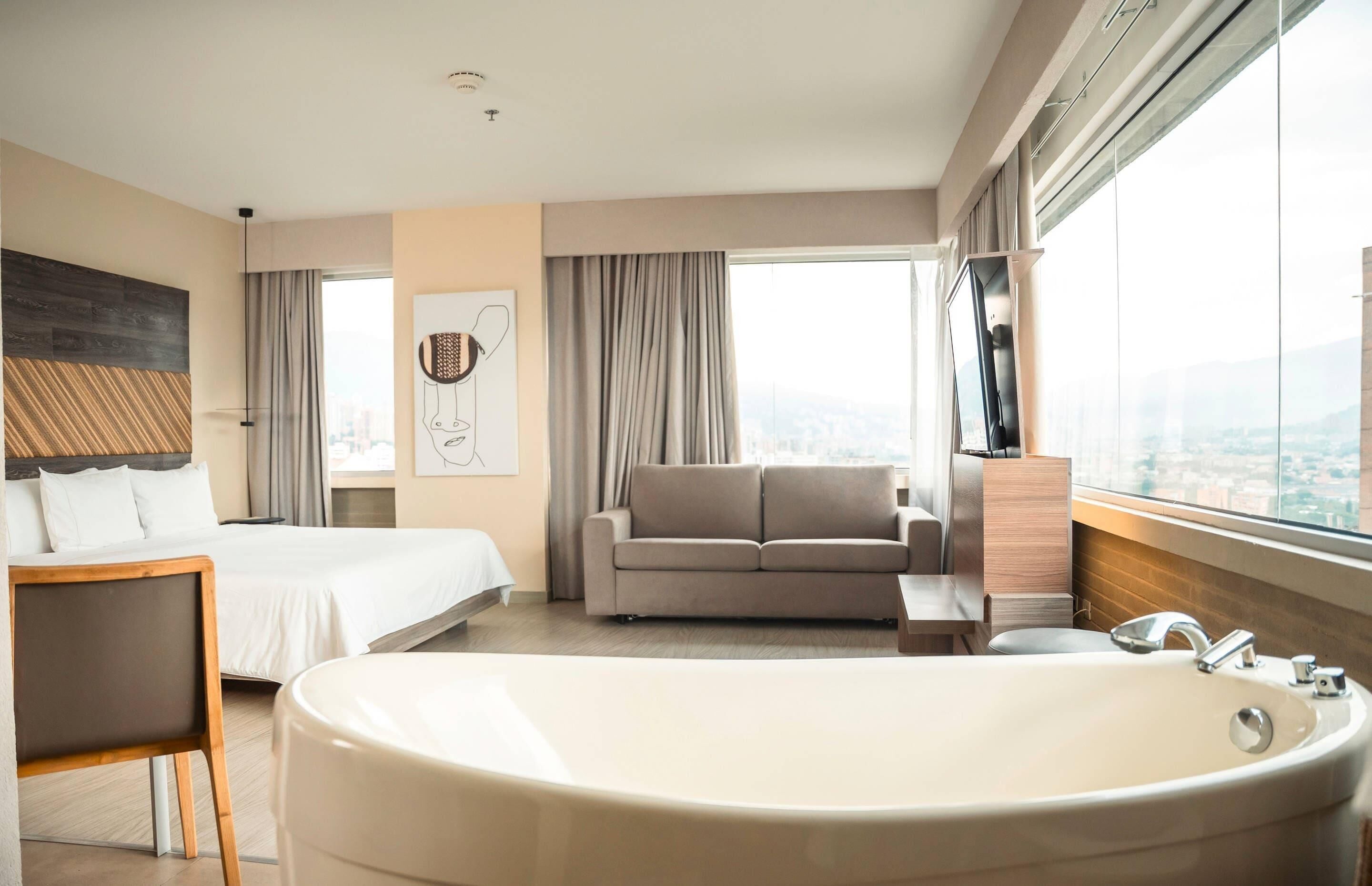 Family Suite, 1 Katil Raja (King), City View | Peralatan tempat tidur premium, peti besi dalam bilik 