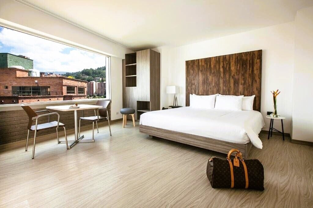 Quarto luxo, 1 cama King | Roupas de cama premium, cofres nos quartos, individualmente decorados
