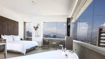 Ropa de cama de alta calidad y caja de seguridad en la habitación