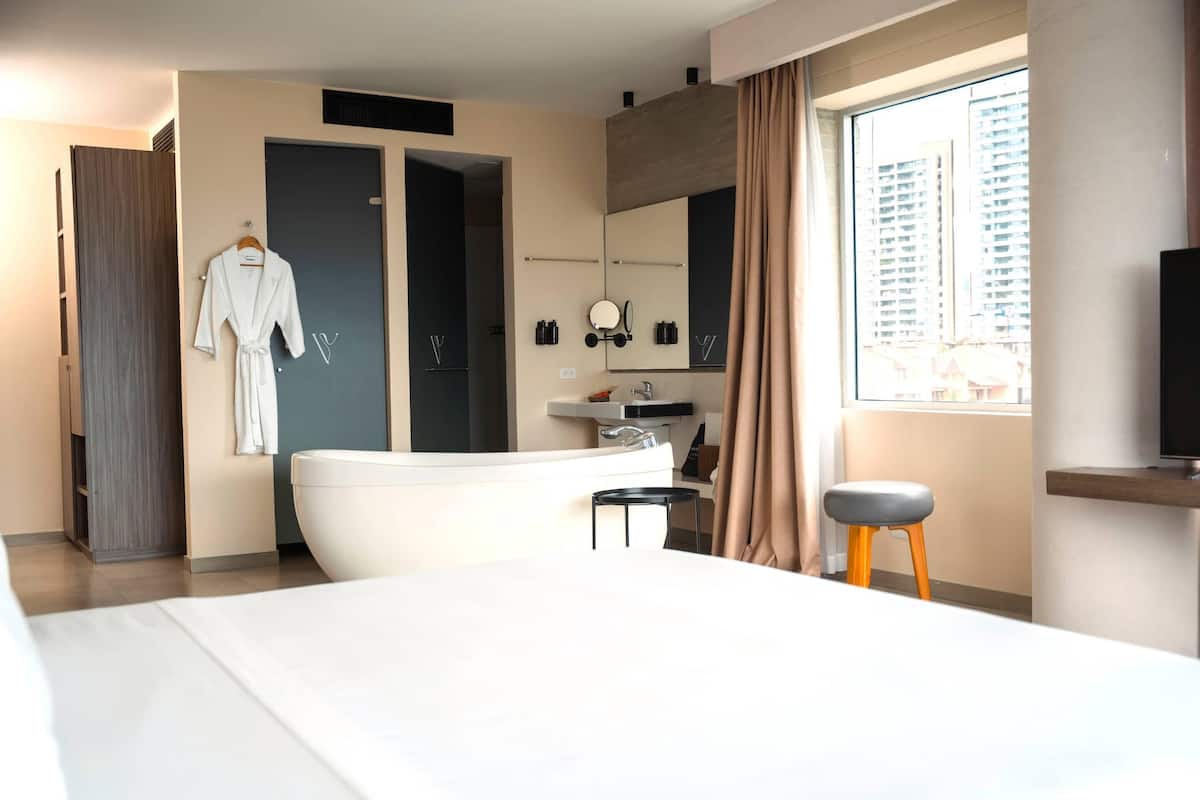 Premium bedding, in-room safe, individually decorated, soundproofing