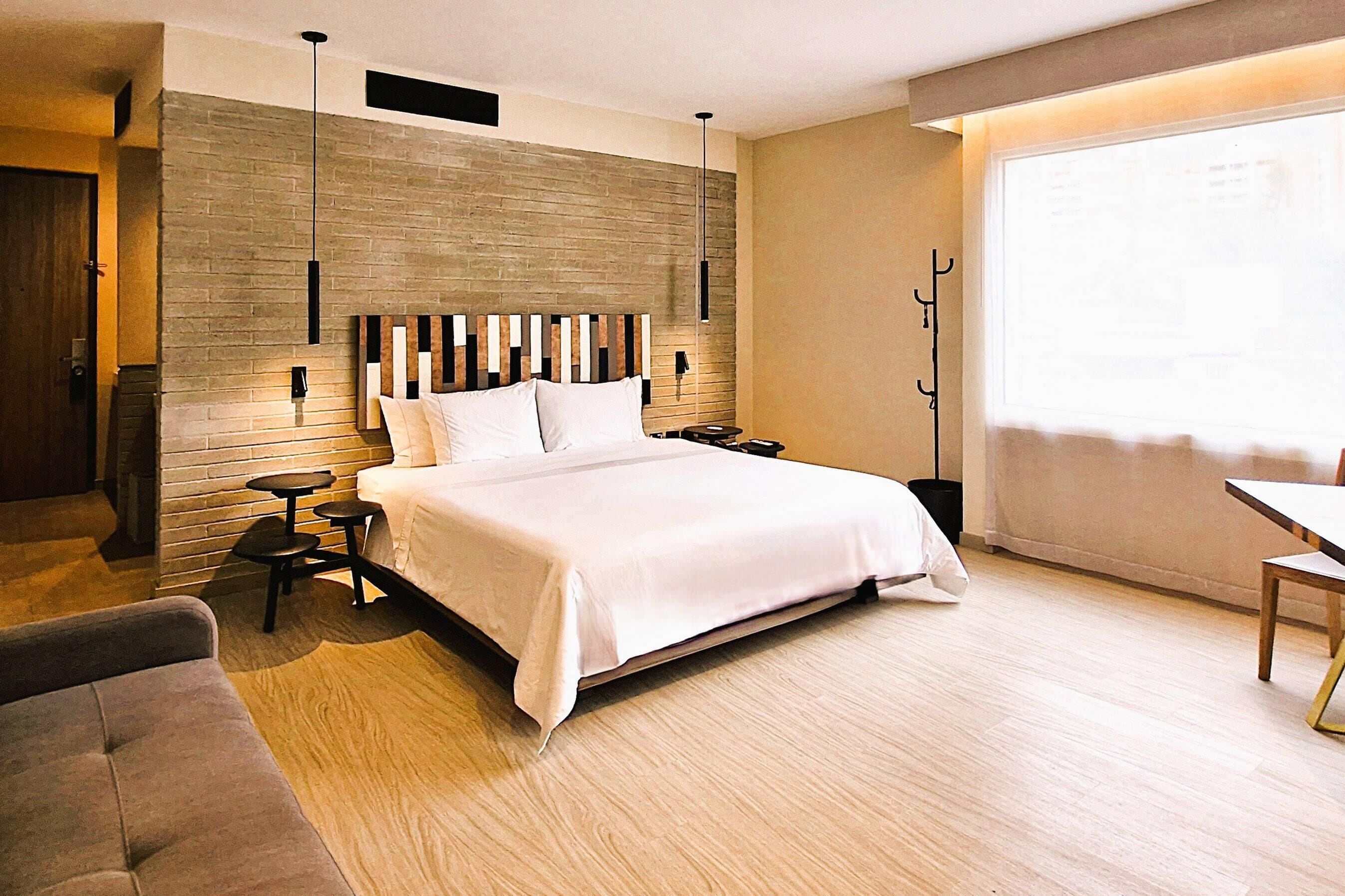 客房, 1 张特大床和 1 张沙发床 | 高档床上用品、客房内保险箱、特色装修、隔音