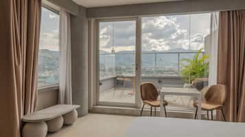 Suite, 1 cama King size (Upper Floor) | Ropa de cama de alta calidad y caja de seguridad en la habitación