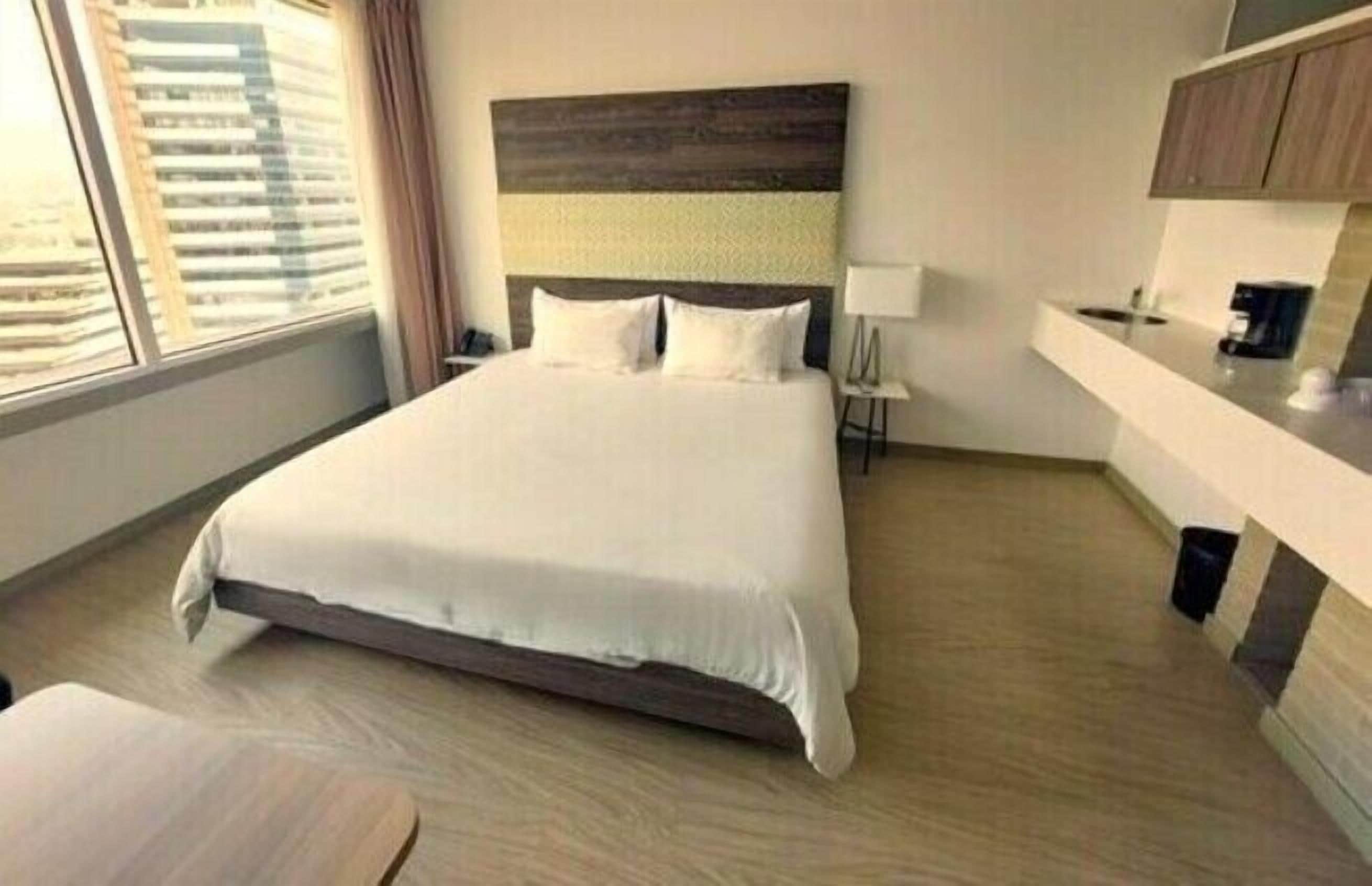 Standard Room, 1 Queen Bed | Premium bedding, in-room safe, individually decorated, soundproofing