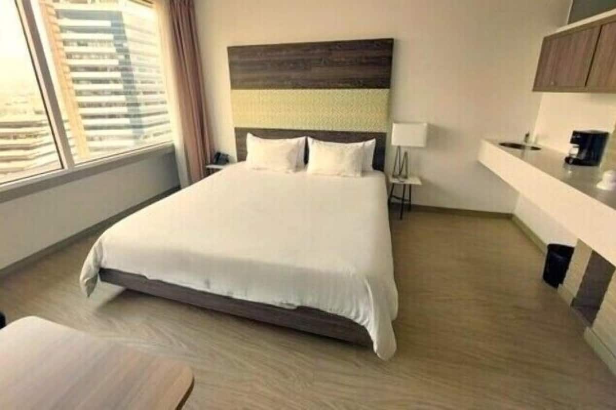 Standard Room, 1 Queen Bed | Premium bedding, in-room safe, individually decorated, soundproofing