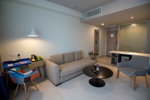 Familjesvit - 1 dubbelsäng med bäddsoffa | Minibar, värdeförvaringsskåp på rummet och skrivbord