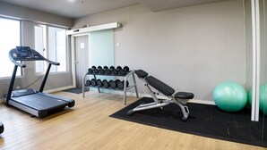 A gym with treadmills, dumbbells, a bench press, and exercise balls. - ibis Styles Kuala Lumpur Sri Damansara (Batu Caves)