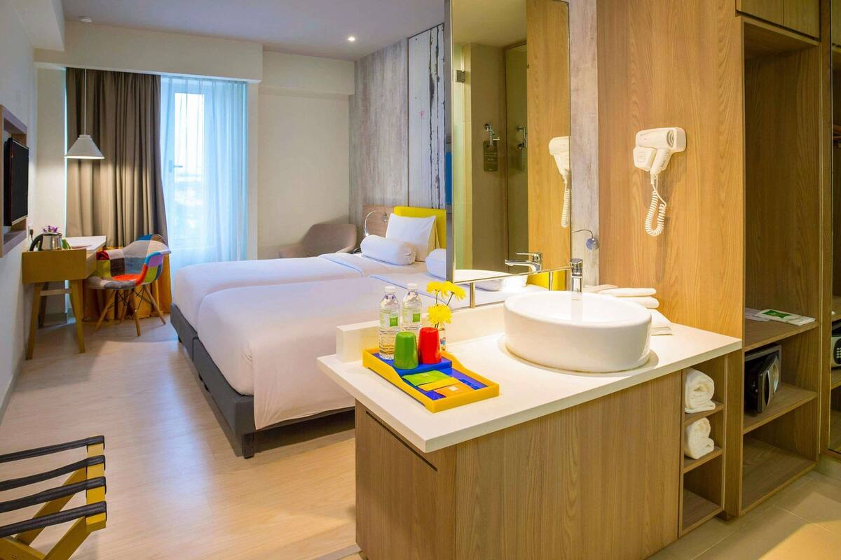 Standard Room, 2 Twin Beds | Minibar, in-room safe, desk, laptop workspace