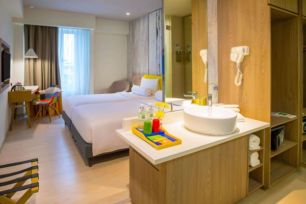 Standard Room, 2 Twin Beds | Minibar, in-room safe, desk, laptop workspace