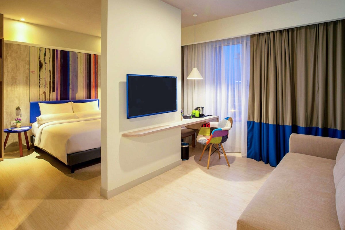 Standard Room, 2 Twin Beds | Minibar, in-room safe, desk, laptop workspace