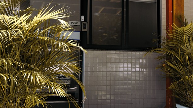 Ett receptionsområde med en skylt där det står ”Pousada Schmitz – RECEPTION”.
